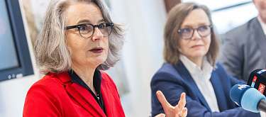 Staatssekretärin Henckel stellte u. a. mit  Ute Plambeck von der DB sowie der  DB InfraGO, AKN und NAH.SH die wichtigsten Schienen­projekte für Schleswig-Holstein vor.