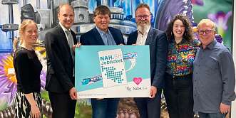 Gruppenfoto bei der Übergabe eines Förderbescheids