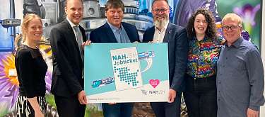 Sally Thiemann (Leitung Jobticket-Vertrieb SWN Verkehr GmbH), Dr. Arne Beck (Geschäftsführung NAH.SH), Tillmann Frank (Geschäftsführung e-nema) und Claus Ruhe Madsen (Verkehrsminister SH) sowie Maria Touceda (Teamleiterin Forschung e-nema) und Stefan Ober Gruppenfoto bei der Übergabe eines Förderbescheids