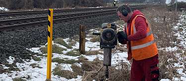 Meter für Meter arbeitet sich ein Mitarbeiter mit Handbohrer in tiefere Schichten vor, um den Untergrund an der Strecke zu untersuchen.