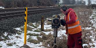 Meter für Meter arbeitet sich ein Mitarbeiter mit Handbohrer in tiefere Schichten vor, um den Untergrund an der Strecke zu untersuchen.
