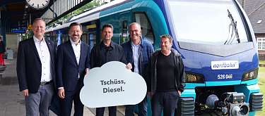 Akkuzug am Bahnsteig