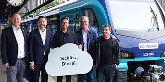 Akkuzug am Bahnsteig