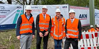 Von links: Verkehrsstaatssekretär Tobias von der  Heide, AKN-Geschäftsführer Matthias Meyer,  S5-Projektleiter Heiko Metzger und  NAH.SH-Geschäftsführer Dr. Arne Beck