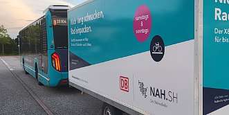 Der Fahrradbus an einer Bushaltestelle