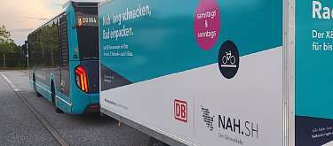 Der Fahrradbus an einer Bushaltestelle