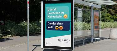 Kampagnenmotiv an Bushaltestelle