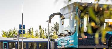 Schulticket Hero Bild Ein Bus hält an einer Haltestelle an einem Sommertag