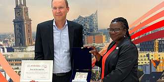 NAH.SH-Geschäftsführer Dr. Arne Beck nimmt den Award von Renée Amilcar, UITP-President, entgegen.